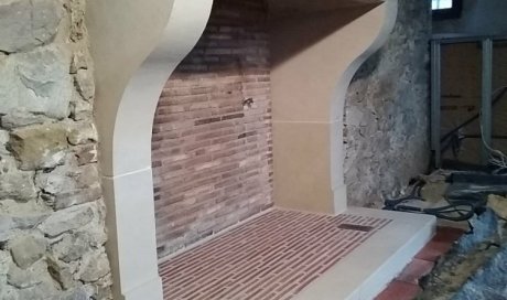 Création , taille et pose d'une cheminée en pierre calcaire de tercé .  Secteur St Laurent de la salle ( vendée )