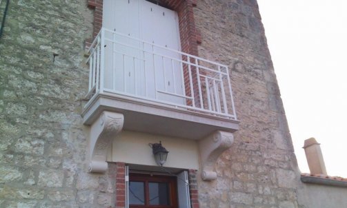 Taille de pierres et ornementation : Création et restauration  d'un balcon en pierre secteur Fontenay le conte.