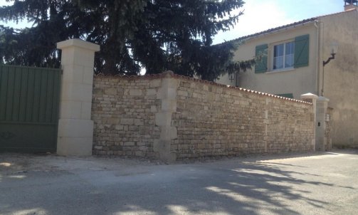  Création d'un mur extérieur en pierres de moellon avec piliers secteur "Nieul sur l'autise "